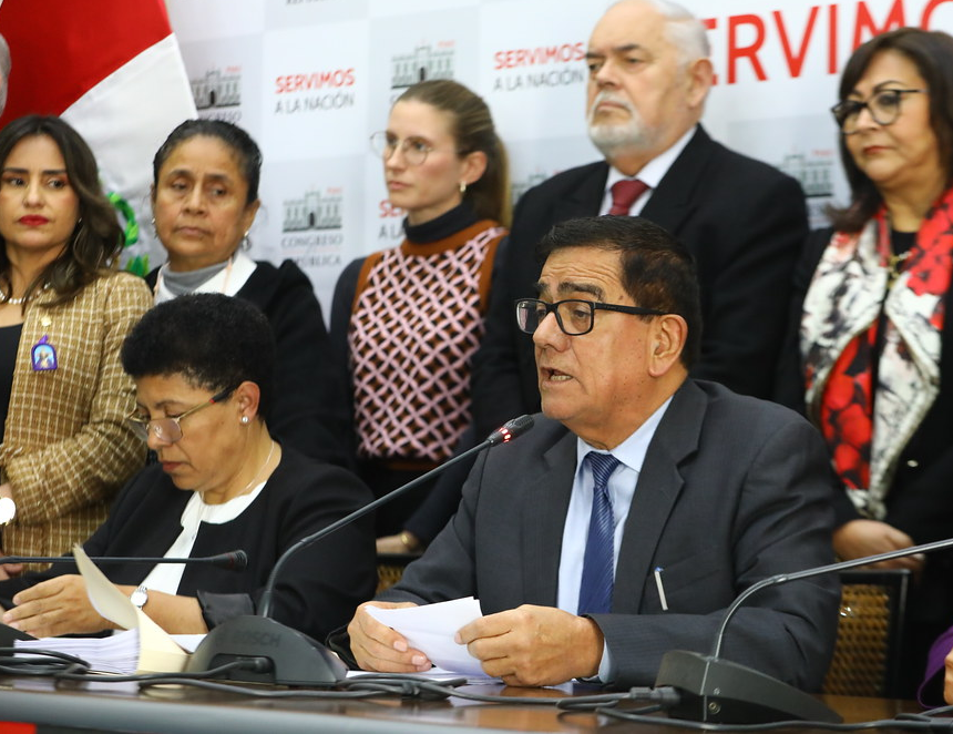 Ejecutivo promulga ley que concede cinco días de licencia laboral por muerte de familiar directo