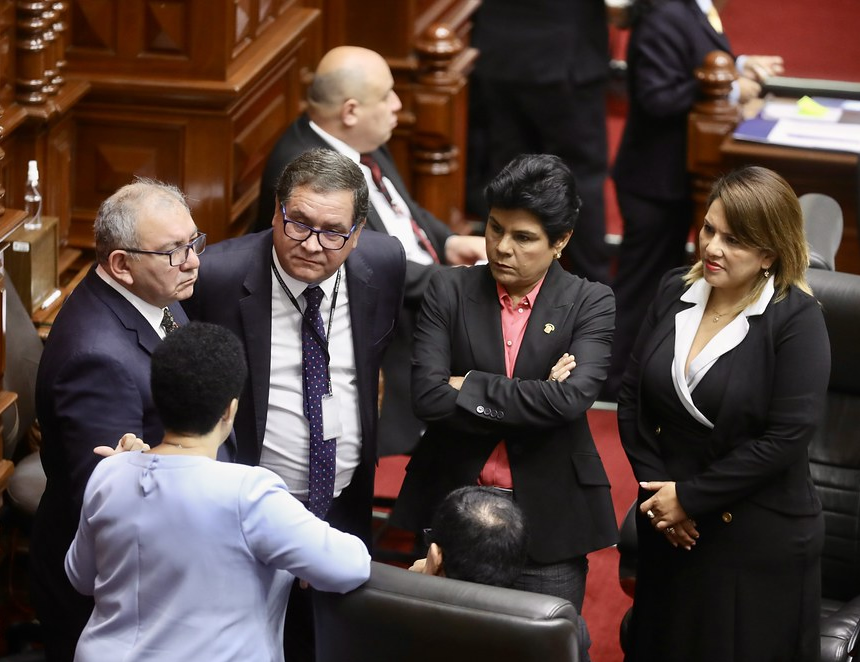 Nepotismo será causal para vacancia de gobernadores regionales, según proyecto aprobado en comisiones