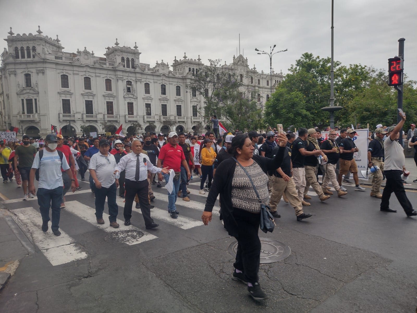 Cusco: Enfrentamiento entre manifestantes y policías deja 1 muerto y por lo menos 34 heridos de bala