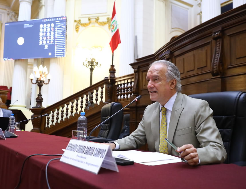 Ecuador: Lasso se adelante a una posible destitución, disuelve el Congreso y llama a elecciones generales