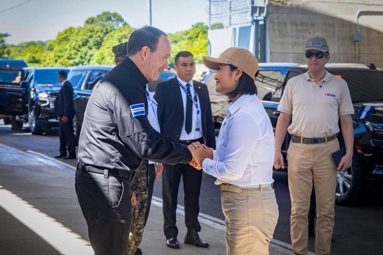 Keiko Fujimori conoció de primera mano la política  de “mano dura” de El Salvador  en la lucha contra la delincuencia - Foto 3