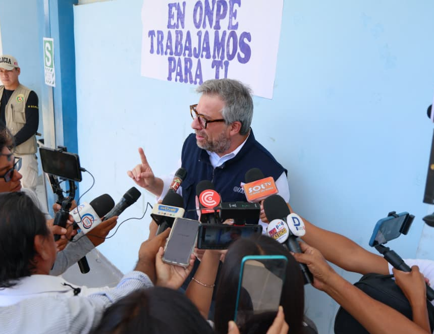 Contraloría encuentra responsabilidad en Piero Corvetto por irregularidades en la primera vuelta electoral