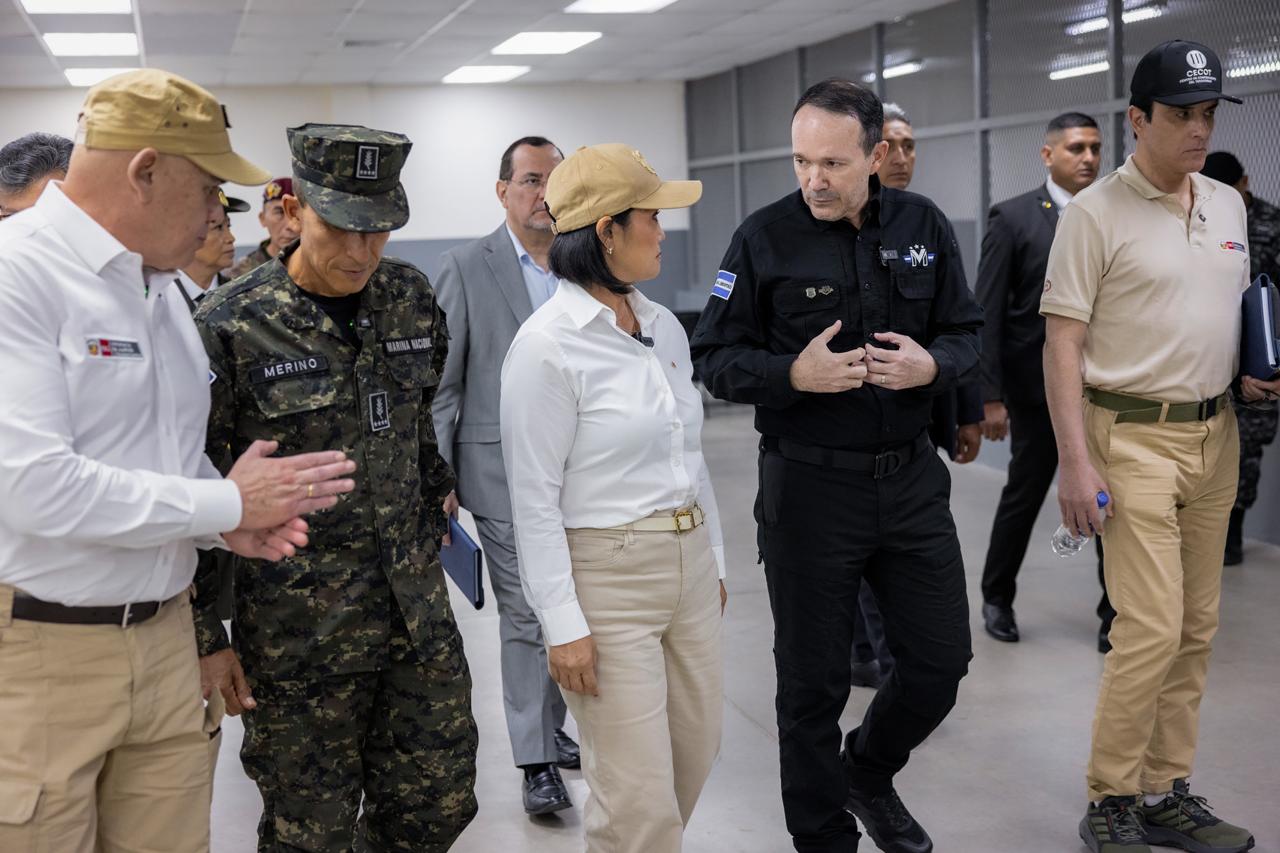 Keiko Fujimori conoció de primera mano la política  de “mano dura” de El Salvador  en la lucha contra la delincuencia - Foto 7