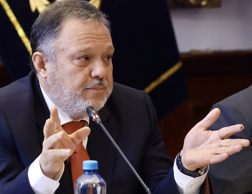 Según Carlos Mecía, el Senado actuó dentro de sus funciones revisoras y criticó a la oposición por